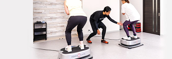 理学療法士トレーナーによるパワープレートを使用したトレーニング